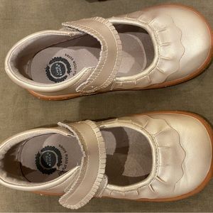 New never worn! Bought and didn’t fit! A gold finish!